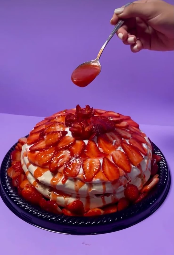 Strawberry Pavlova - Medium